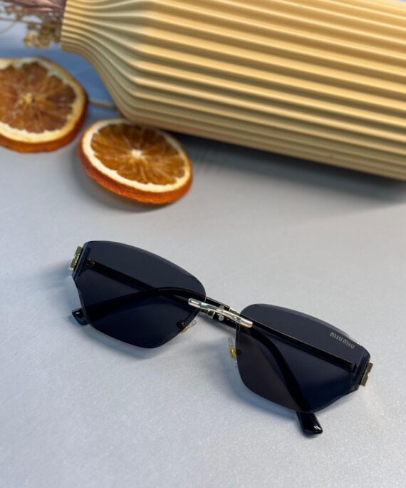 Miu Miu Cam Detaylı Güneş Gözlüğü - Siyah