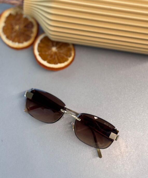 Mıu Mıu Kare Kesik Cam Detaylı Güneş Gözlüğü - Kahve