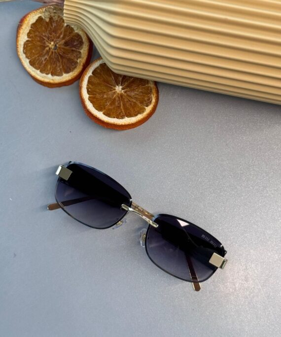 Mıu Mıu Kare Kesik Cam Detaylı Güneş Gözlüğü - Lacivert Degrade